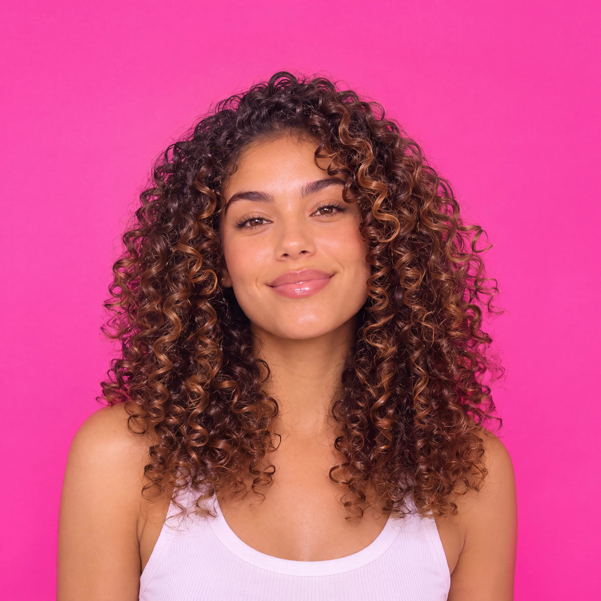 Modele Curl Pop aux boucles definies sur fond fuchsia — baniere hero