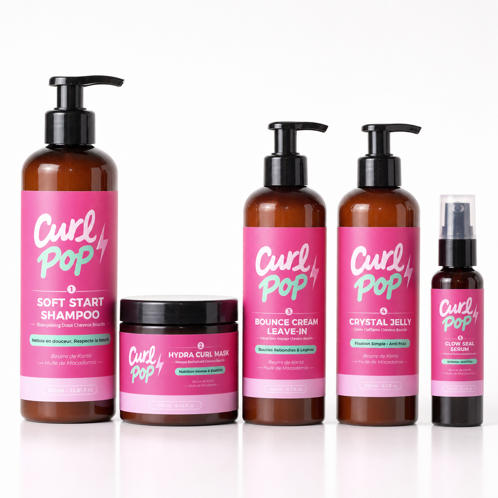 La Routine Complète Curl Pop — les 5 étapes alignées sur fond blanc : shampooing, masque, leave-in, gelée et sérum cheveux bouclés
