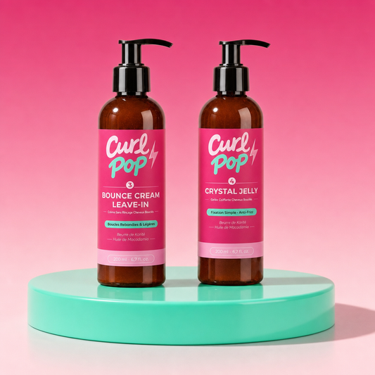 Le Duo Styling Curl Pop — Bounce Cream Leave-In et Crystal Jelly sur socle vert menthe, fond fuchsia