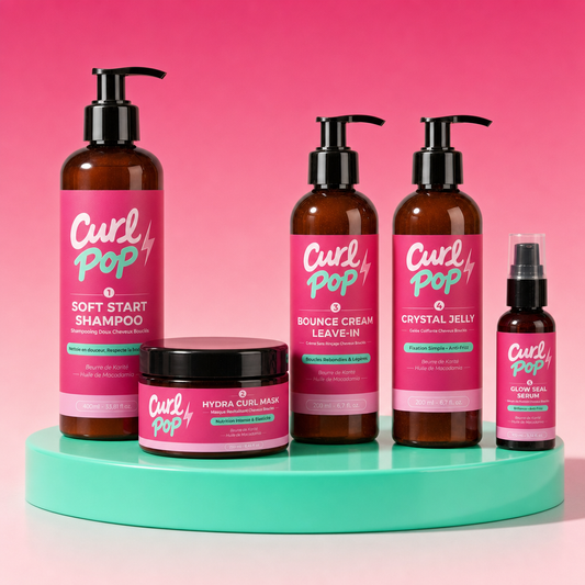 La Routine Complète Curl Pop — les 5 étapes sur socle vert menthe, fond fuchsia : shampooing, masque, leave-in, gelée et sérum cheveux bouclés